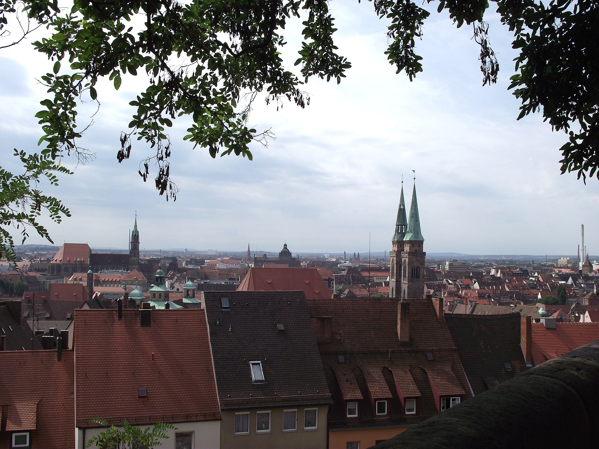 Blick über die Nürnberger Altstadt mit den Türmen der Sebalduskirche und der Kaiserburg im Hintergrund.